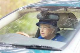 La reina Isabel II regresó de la Iglesia conduciendo su Jaguar X-Type