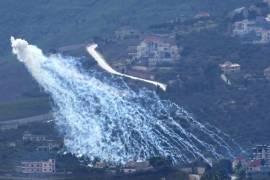 Han surgido más vídeos que supuestamente muestran municiones de fósforo blanco explotando sobre el sur del Líbano.