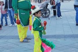 La danza de palma, a la que pertenece Leonel, fue creada en honor a su bisabuelo, José Octaviano Tello, como símbolo de legado cultural y devoción.