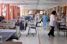 Los hospitales públicos enfrentan listas de espera de hasta tres años para cirugías de reemplazo articular.