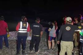 Personal de Protección Civil y Bomberos continúa las labores de búsqueda en el río Nazas.