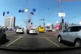 Este es el momento en que parte de un misil balístico ruso derribado golpeó una calle muy transitada en Kiev