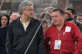 Andrés Manuel López Obrador, acompañado de Nicolás Mollinedo.