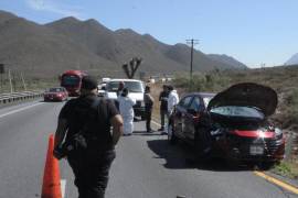 El vehículo Nissan V Drive involucrado presentó daños visibles en la parte frontal y parabrisas tras el impacto que cobró la vida de un hombre no identificado.