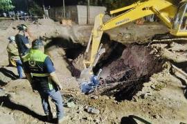 El derrumbe en una obra de rehabilitación de drenaje dejó cuatro trabajadores atrapados; sólo uno pudo ser rescatado con vida en Sonora.