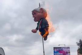 Trabajadores del Poder Judicial de la Federación quemaron una piñata de la figura del presidente Andrés Manuel López Obrador.