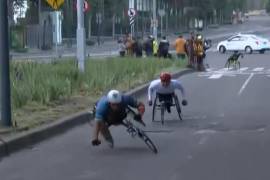 Sobse de la Ciudad de México, Raúl Basulto, informó que el incidente en el que dos atletas en silla de ruedas cayeron durante el XLII Maratón de la Ciudad de México (CDMX) no se debió a un bache, sino a una coladera.