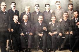 El tercero de los sentados de derecha a izquierda es Esteban Luna Portillo, junto a funcionarios de la Tesorería General del Estado de Coahuila, imagen tomada en 1885.