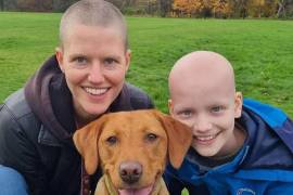Aunque la pequeña no quería, su madre Lisa decidió afeitarse la cabeza en solidaridad y como parte de una campaña para recaudar fondos de apoyo.