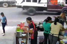 Un incidente violento quedó registrado en las cámaras de seguridad de la fonda “Antojitos Rinconada” en Xalapa, Veracruz, donde una mujer lanzó un cazo con aceite hirviendo a una trabajadora.