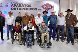 Representantes del Ayuntamiento y el Comité Organizador del Rodeo Saltillo unieron esfuerzos para donar aparatos ortopédicos a personas con discapacidad.