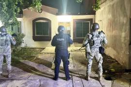 En su interior encontraron 25 fusiles automáticos, cinco pistolas, cinco ametralladoras de distintos calibres