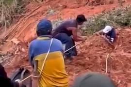 Vecinos que se encontraban en el camino de entrega de víveres, al escuchar gritos de auxilio, localizaron al docente semienterrado.