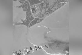 Fotografías aéreas mostraban una mancha café y negra de petróleo que se extendía varios kilómetros en el mar.