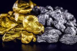 Las compras de los bancos centrales y un alejamiento más amplio del dólar también han apuntalado la ⁠subida del oro. FOTO: