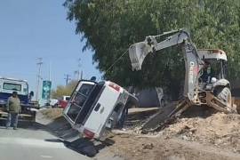 La camioneta terminó volcada sobre su costado izquierdo tras salir del camino.