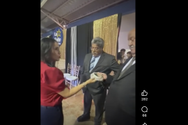 En medio de la inconformidad por los resultados de la votación, la madre de una de las participantes del equipo rojo decidió devolver la corona de “princesa” otorgada a su hija, como forma de protesta ante lo que consideró un proceso irregular.