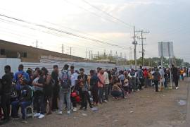 Migrantes hacen fila para ingresar al ‘Centro Multiservicios’, en Tapachula, Chiapas (México). La Acnur)y la Comar abrieron este’para atender a solicitantes de asilo y refugiados.