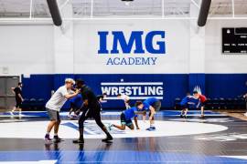 La autoridad concluyó que la escuela mantuvo contratos y cobros durante años y le impuso un acuerdo por 1.7 millones de dólares.