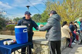 Se sugiere abrigarse con varias capas de ropa, protegiendo especialmente a niños, niñas y adultos mayores