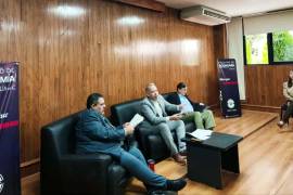 Economistas analizan el paquete económico 2026 en la Facultad de Economía de la UAdeC.