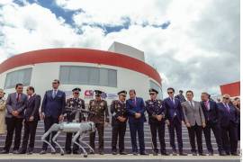 Con el fusil en su lomo, así presentaron al “perro policía robot”.