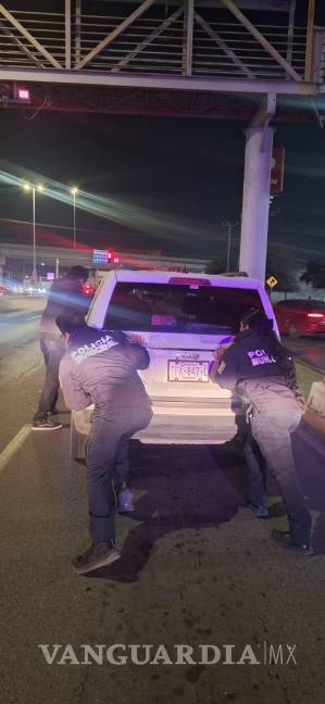 $!Los oficiales de Tránsito y Grupo de Reacción Sureste auxilian a un automovilista varado en una de las principales vías rápidas de Saltillo.