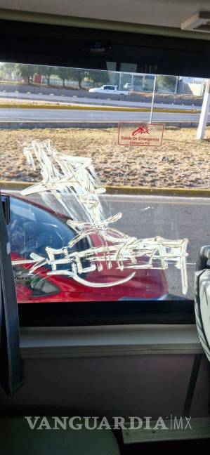 $!Operadores del programa activaron la alerta al notar el rayado de la ventana del camión.