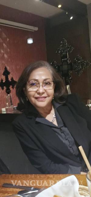 $!María de los Dolores Rangel trabaja en su taller, rodeada de los retratos que han ayudado a cambiar la vida de decenas de animales.