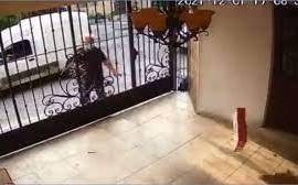 En un video se observa al repartidor que al no encontrar al comprador en su domicilio lanzó el paquete al interior.