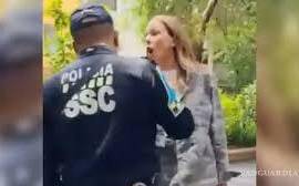 Ximena “N”, conocida como “Lady Racista”, fue agredida este 25 de julio al salir de su primera audiencia por el delito de discriminación, celebrada en los Juzgados de Control de Delitos no Graves y Órdenes, en la colonia Doctores de la Ciudad de México