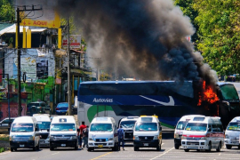 Se reportó el incendio de vehículos, de un autobús de pasajeros y un establecimiento comercial en distintos puntos de la localidad.