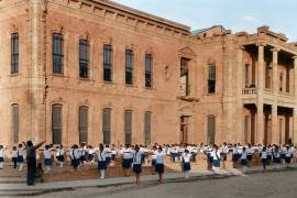 Alumnos de la Escuela Miguel López en una clase de educación física en 1925.