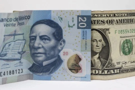 Según analistas de Banco Base, el tipo de cambio podría oscilar en un rango de 17.96 a 18.13 pesos por dólar durante el resto de la sesión