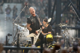 Metallica —que también cuenta con el guitarrista Kirk Hammett y el bajista Robert Trujillo— comenzó a jugar con las canciones, originales o versiones de otras.