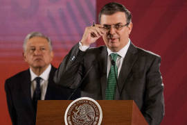 Defiende Ebrard a AMLO por portada de The Economist; envía carta al editor