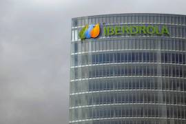 Iberdrola informó que cerró este lunes la venta de doce centrales de generación de ciclo combinado y un parque eólico con el Gobierno de México.