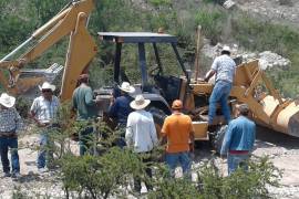 Bloquean caminos al Cerro La Gloria de Monclova para hostigar a los comuneros