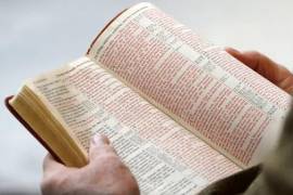 El progenitor indicó que la Biblia contiene pasajes sobre incesto, violaciones y prostitución, y es esencialmente “pornográfica”