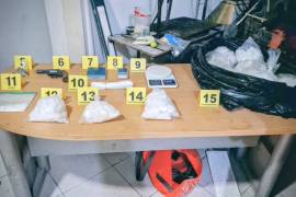 Autoridades de Nuevo León aseguraron drogas y un arma de fuego durante cateos realizados en viviendas de Monterrey y General Escobedo, como parte de operativos contra el narcomenudeo