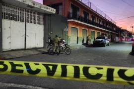 Policía de Morelos y elementos del Ejercito participaron delimitando la zona donde ocurrió el ataque en espera de los investigadores de la Fiscalía de Morelos inicien la investigación del caso