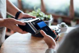 Según las autoridades, la medida busca “nivelar el terreno de juego”, reducir la dependencia del efectivo y ampliar el número de establecimientos que aceptan métodos de pago digitales.