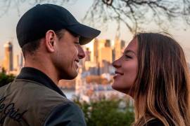 Sarah Kohan y 'Chicharito' confirman su boda en redes sociales