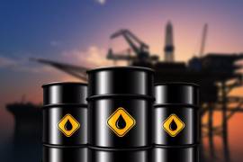 El Brent llegó a subir 13% y superó los 82 dólares por barril, su mayor avance en cuatro años, tras la escalada bélica en Irán y la paralización del tráfico por el Estrecho de Ormuz.