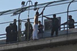 La circulación peatonal y vehicular en el puente fue cerrada mientras los equipos de rescate trabajaban para rescatar al joven.