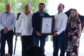 Manolo Jiménez recibe la placa que nombra al Ojo de Agua como el primer Barrio Mágico de Coahuila, en presencia de Miguel Torruco.