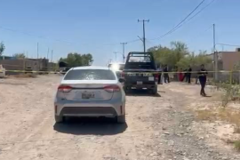 Agentes de investigación acudieron a la colonia Santa Cruz para iniciar las diligencias en el caso de la persona sin vida.