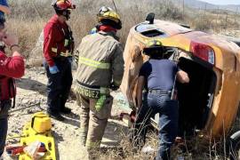Paramédicos y elementos de rescate atendieron a los lesionados tras la volcadura registrada en la carretera Los Pinos.