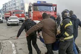 Personal de emergencias presta ayuda a una mujer en Belgorod, una de las más de 100 personas que resultaron heridas por los bombardeos ucranianos.