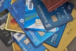 Un análisis de BBVA indica que en el primer semestre de 2025, la cartera de tarjetas empieza a reflejar la desaceleración del consumo privado, que entre enero y abril promedió una contracción de 0.9%.